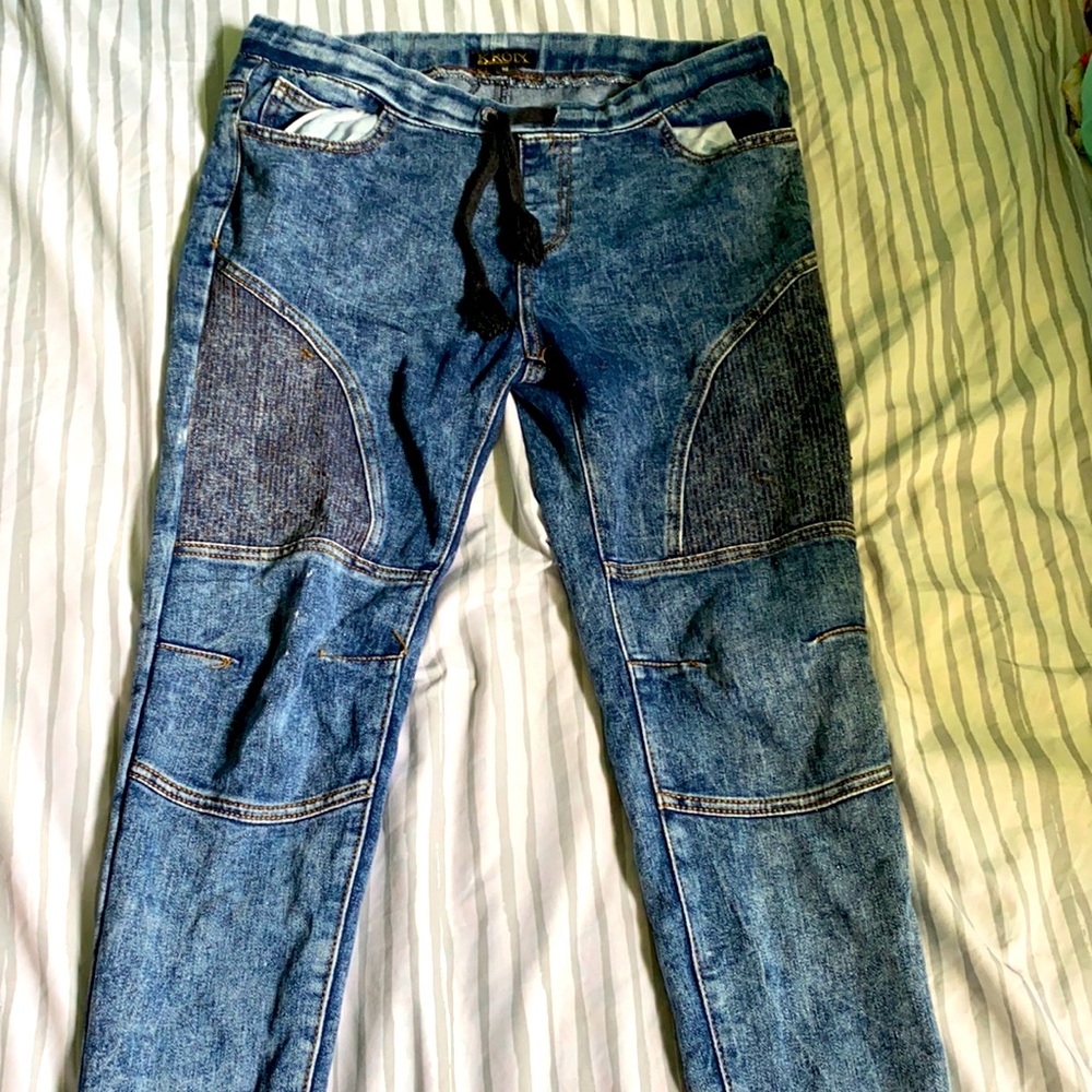 Blue jeans with jaw sting